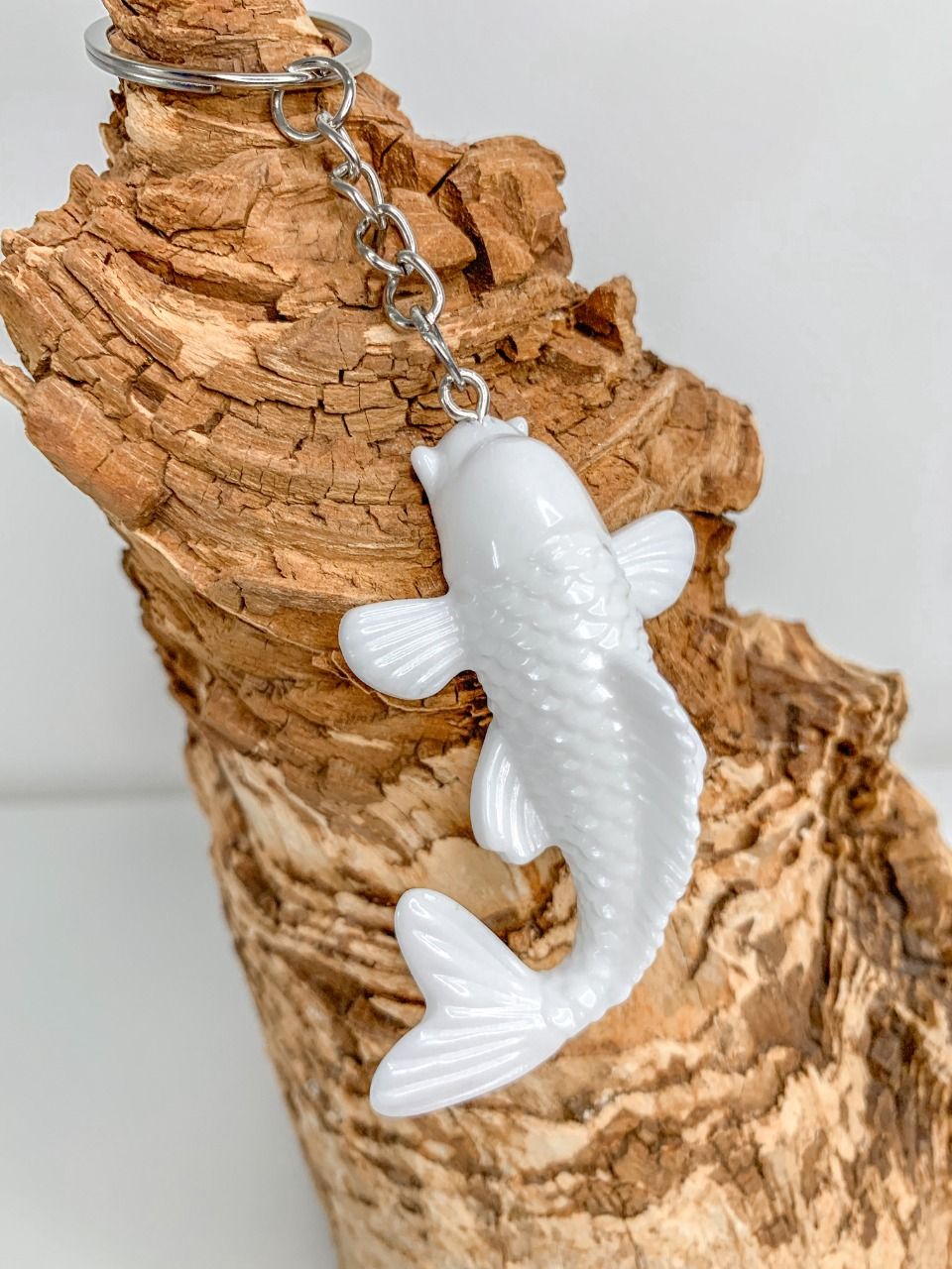 Porte-clés Koi Poisson Carpe – Pendentif Bois Aquarium Déco – Charme Original Onwomania