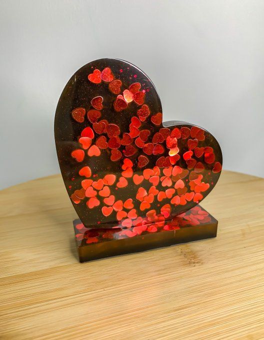Petit coeur sur socle noir avec coeur rouge