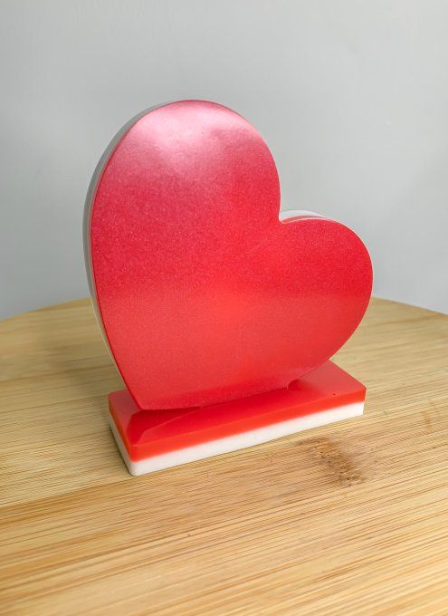 Petit coeur sur socle rouge et blanc
