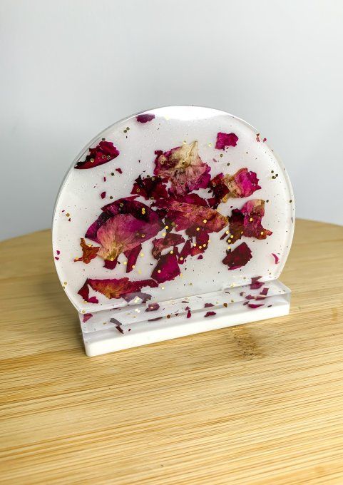 Petit rond sur socle blanc avec pétales de rose et paillettes