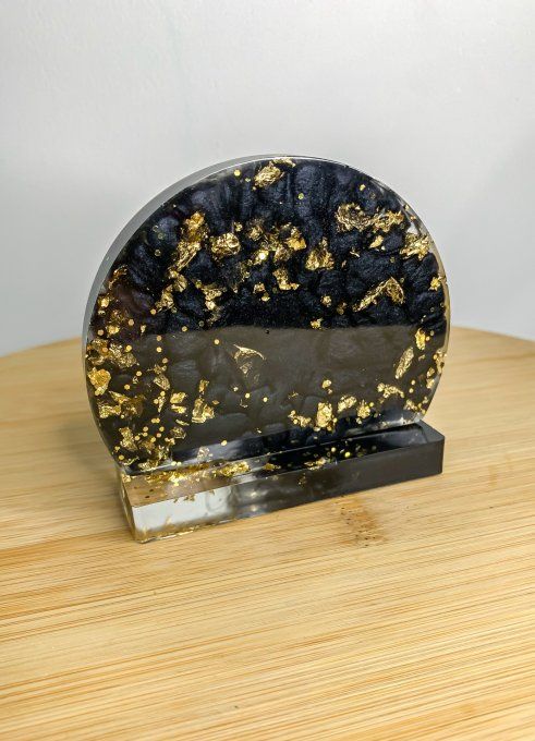 Petit rond sur socle noir et feuilles or