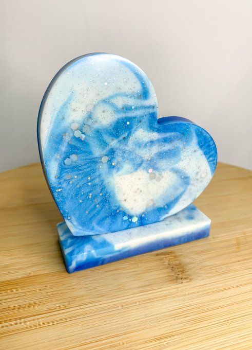 Petit coeur sur socle marbré bleu et blanc avec paillettes argent