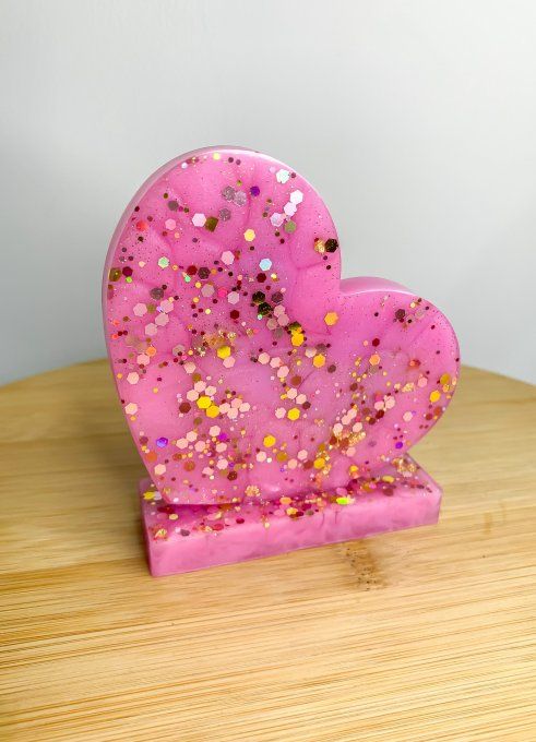 Petit coeur sur socle rose avec paillettes