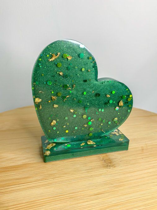 Petit coeur sur socle vert émeraude avec paillettes