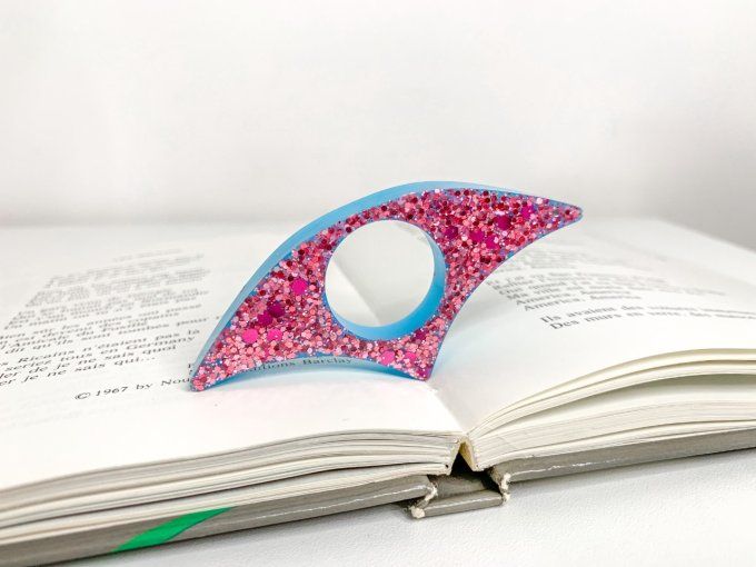 Bague de lecture paillettes rose et fond bleu
