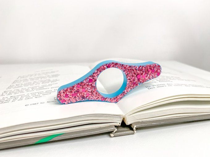 Bague de lecture fond bleu et paillettes roses