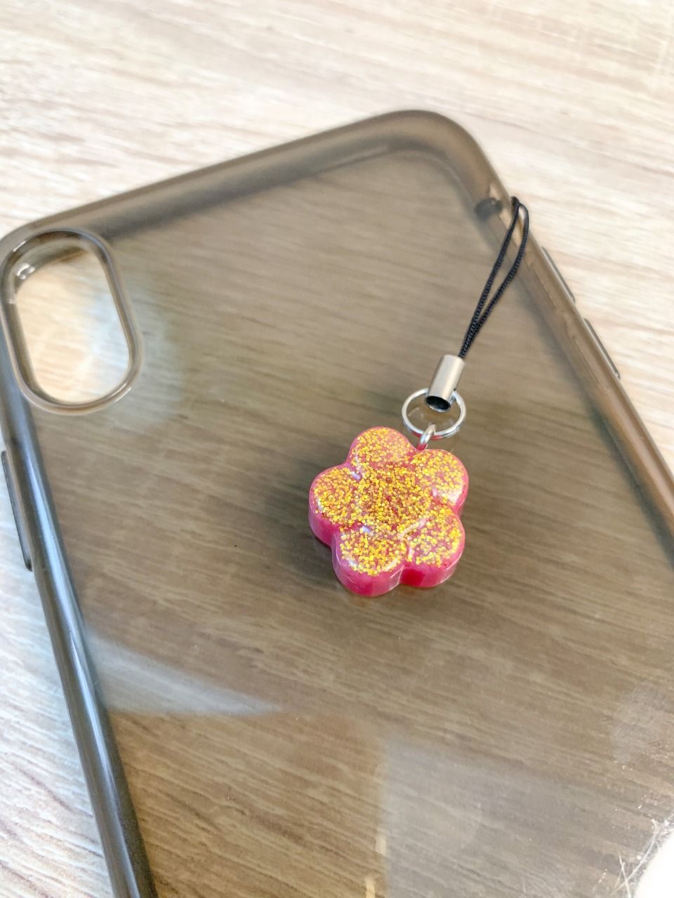 Bijou de téléphone fleur rose et paillettes or