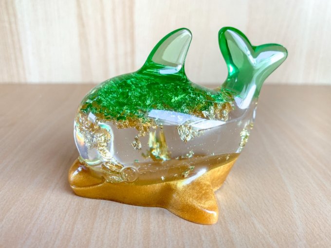 Figurine dauphin vert translucide/or et feuilles d'or