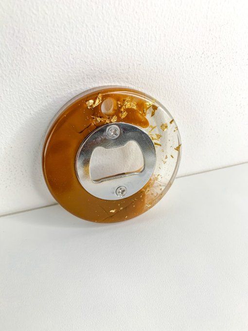 Décapsuleur rond marron et feuilles d'or