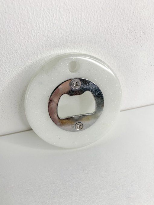 Décapsuleur rond blanc et feuilles argent