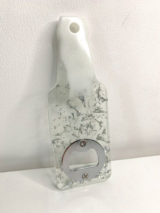 Décapsuleur bouteille blanc et feuilles argent
