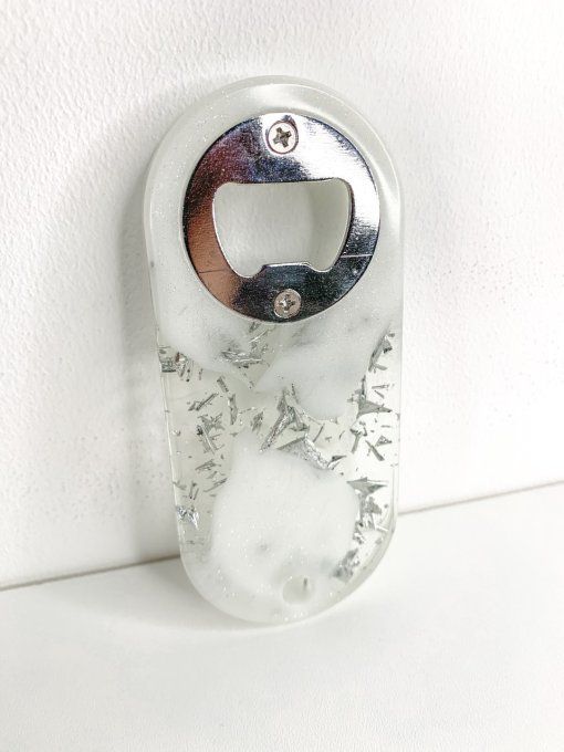 Décapsuleur ovale blanc et feuilles argent