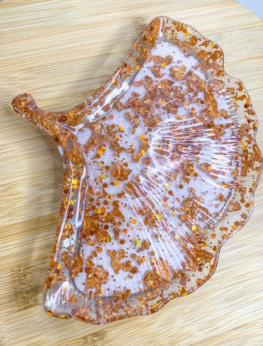 Plateau feuille fond blanc avec feuilles et paillettes cuivrées