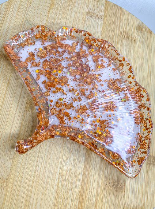 Plateau feuille fond blanc avec feuilles et paillettes cuivrées