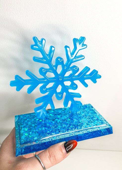 Déco flocon bleu fluo et socle paillettes bleues