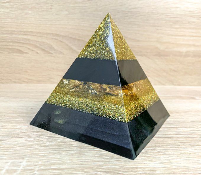 Petite pyramide (décorative ou support bijoux) noire et or