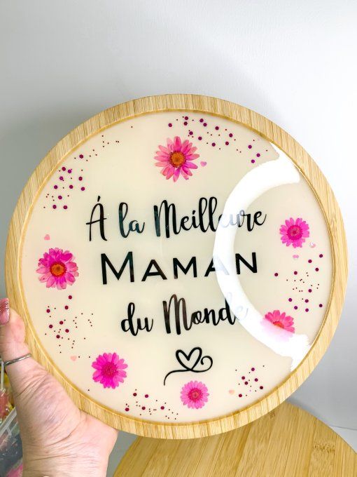 Plateau rond en bambou blanc crème, fleurs et paillettes roses avec texte