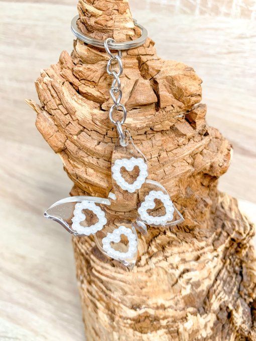 Porte-clés papillon translucide et perles cœurs blanc