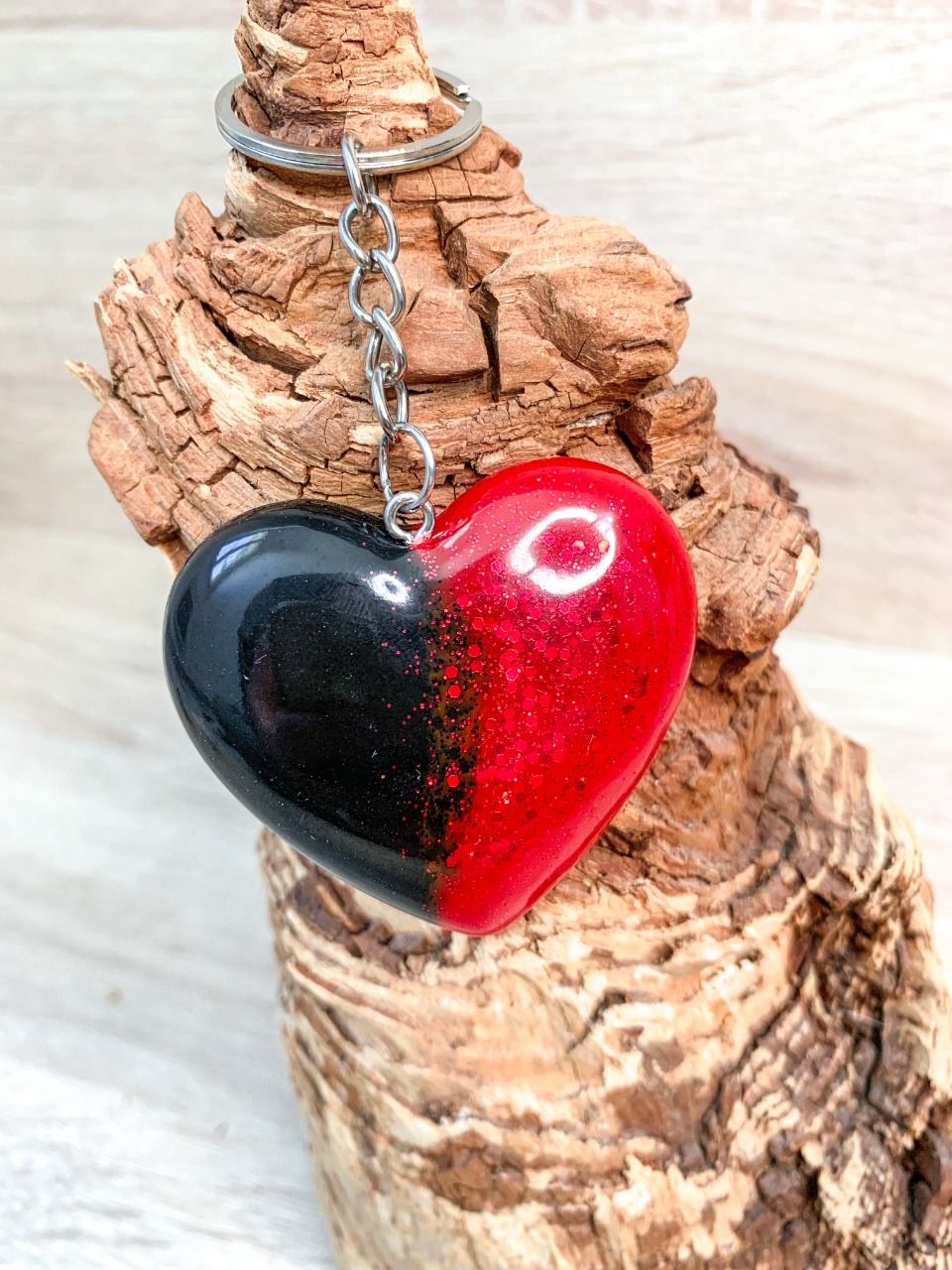 Porte-clés gros cœur noir et rouge avec paillettes