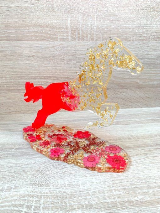 Cheval sur socle rouge et feuilles d'or (avec fleurs)