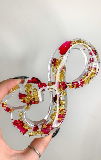 Symbole infini pétales de rose et feuilles d'or