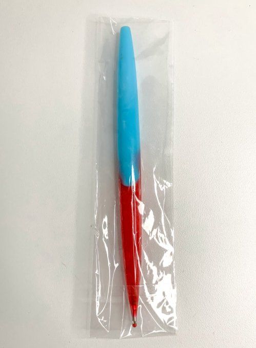Stylo rond bleu ciel et rouge