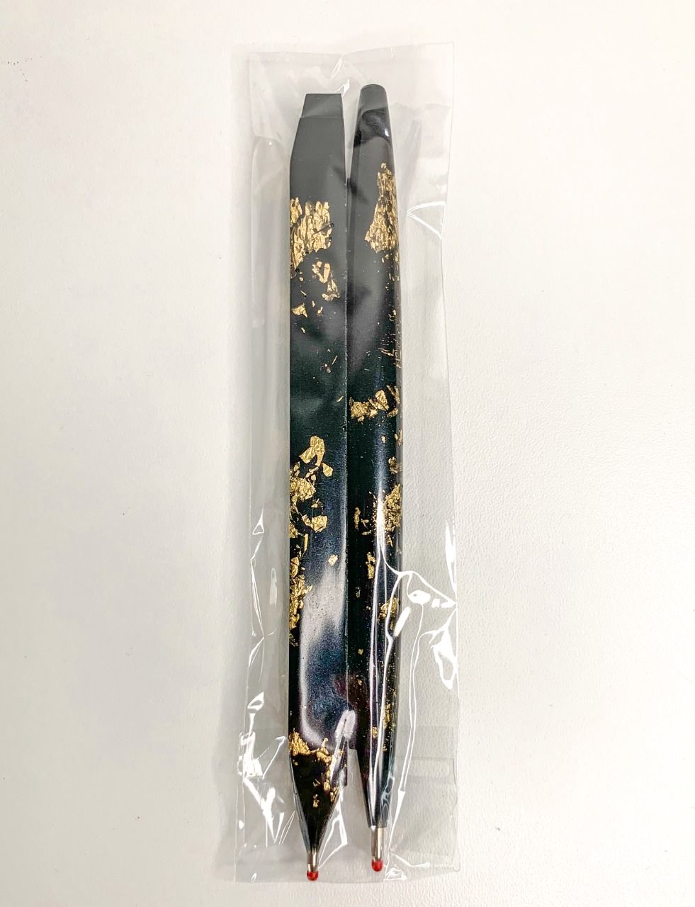 2 stylos noir et feuilles d'or
