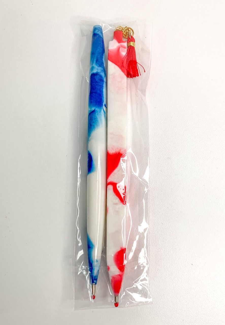 2 stylos blanc, bleu, rouge
