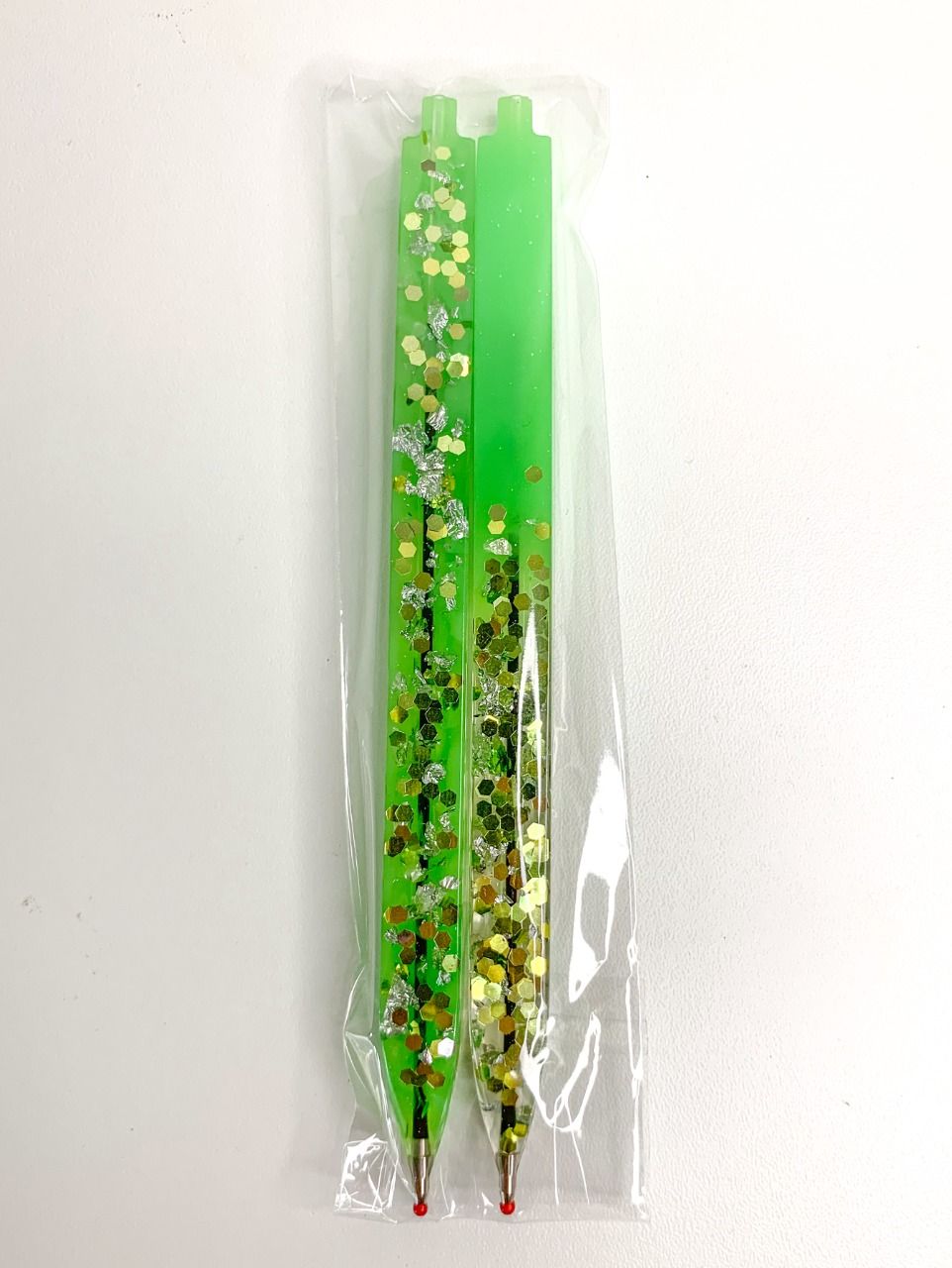 2 stylos vert, paillettes et feuilles argent