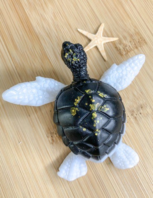 Tortue noire et blanche avec paillettes or
