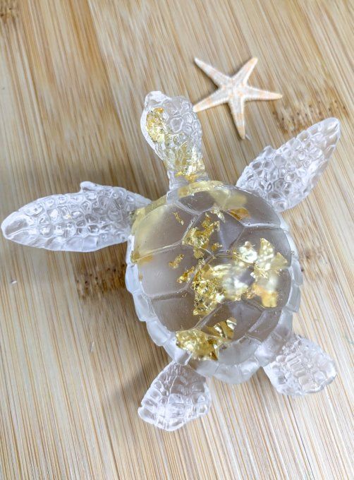 Tortue transparente et feuilles d'or